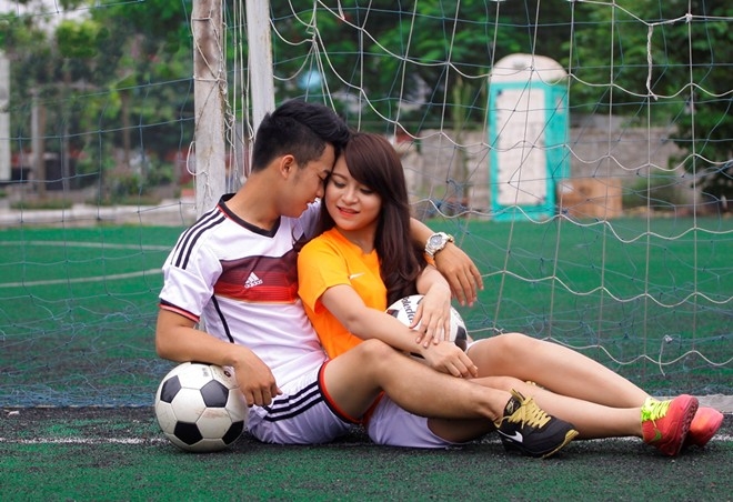 Làm gì để cân bằng khi yêu một chàng trai đam mê bóng đá