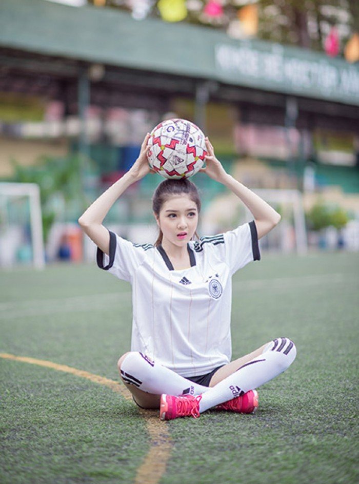 Áo bóng đá nữ màu trắng cho nàng năng động