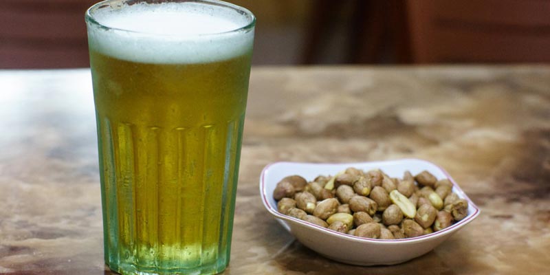 Có nên uống bia với đậu phộng?