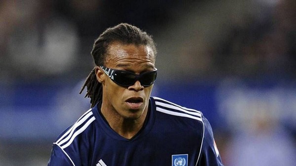 Edgar Davids phải đeo kính suốt thời gian thi đấu vì căn bệnh rất khó phát hiện