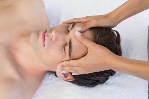Massage mặt giúp trẻ hóa và giúp khuôn mặt trở nên rạng rỡ hơn